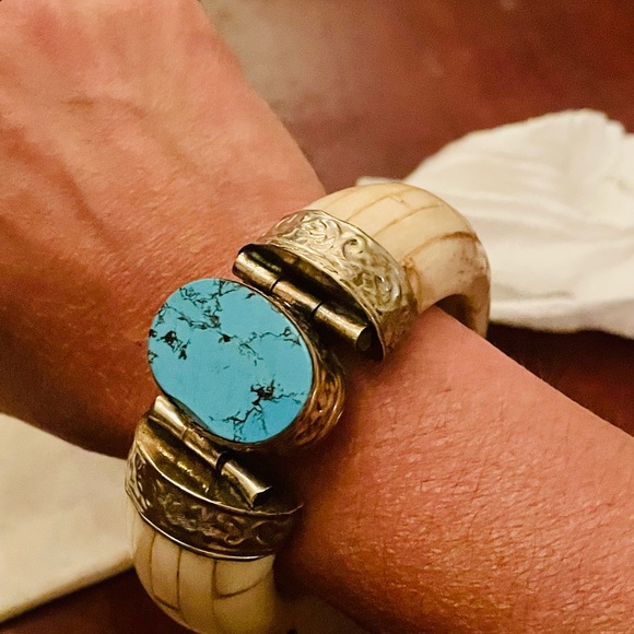 Vintage bone?, turquoise, and silver bangle. Stunning. - Picture 5 of 10